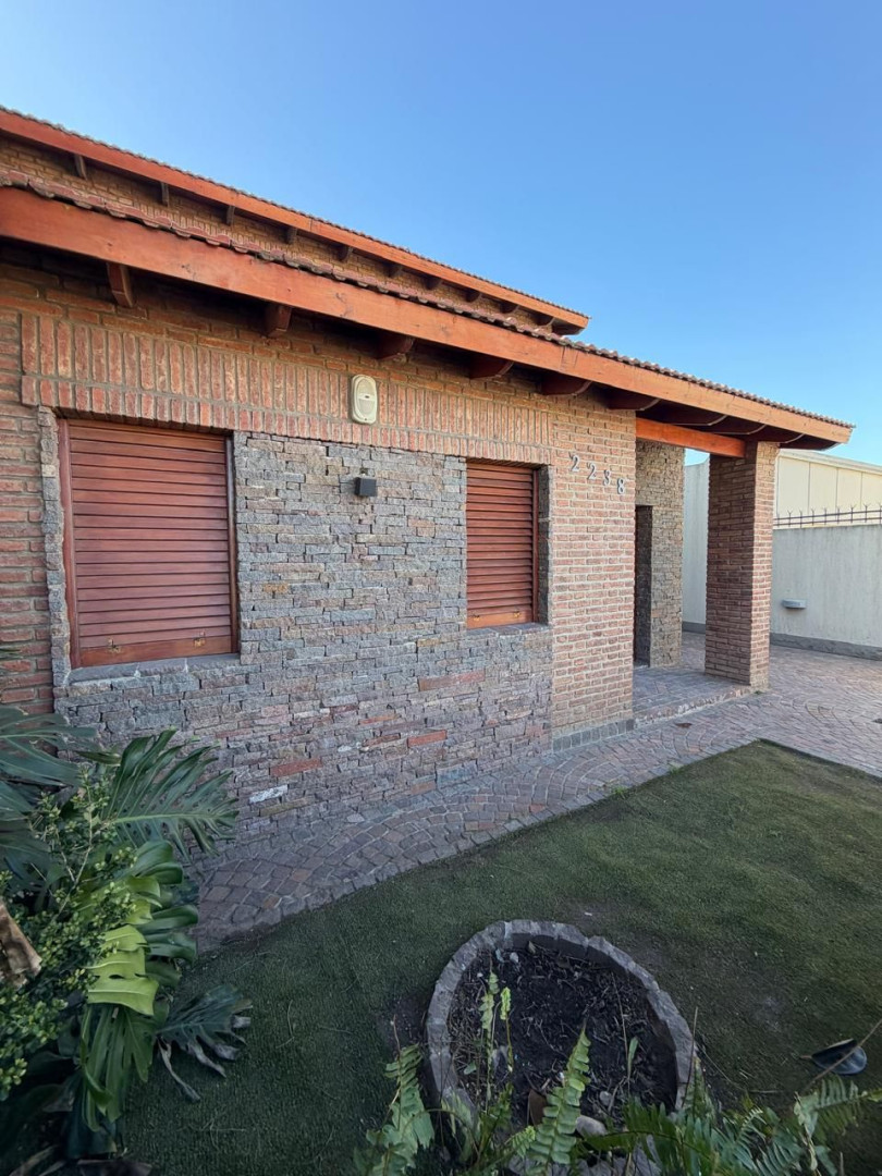 Casa en Alquiler en Emilio Rosas 2238,  Bahía Blanca - Bahía Blanca Propiedades | SITIO OFICIAL l