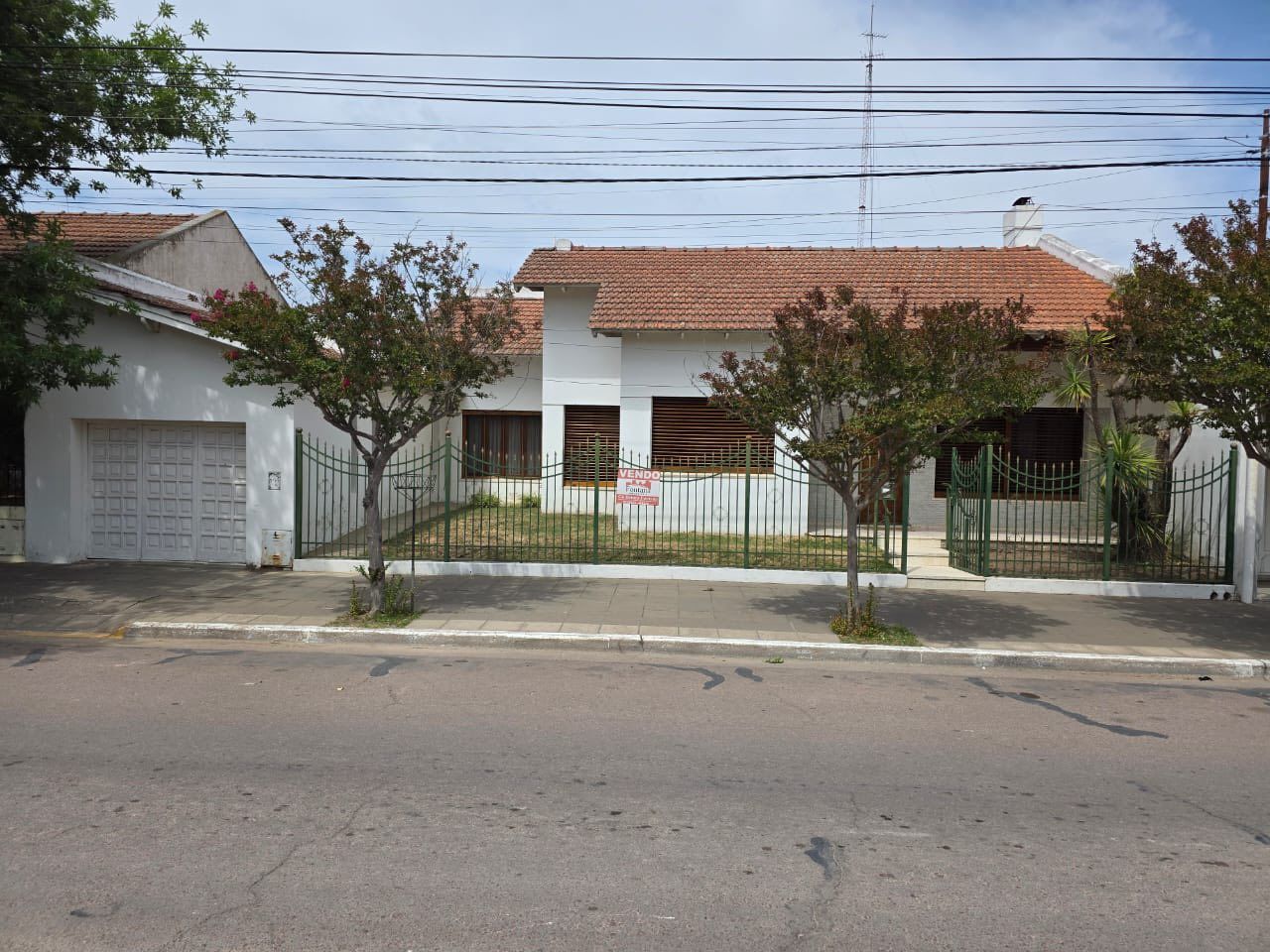 Casa en Venta en Avenida Colon 722,  Carhué - Bahía Blanca Propiedades | SITIO OFICIAL l