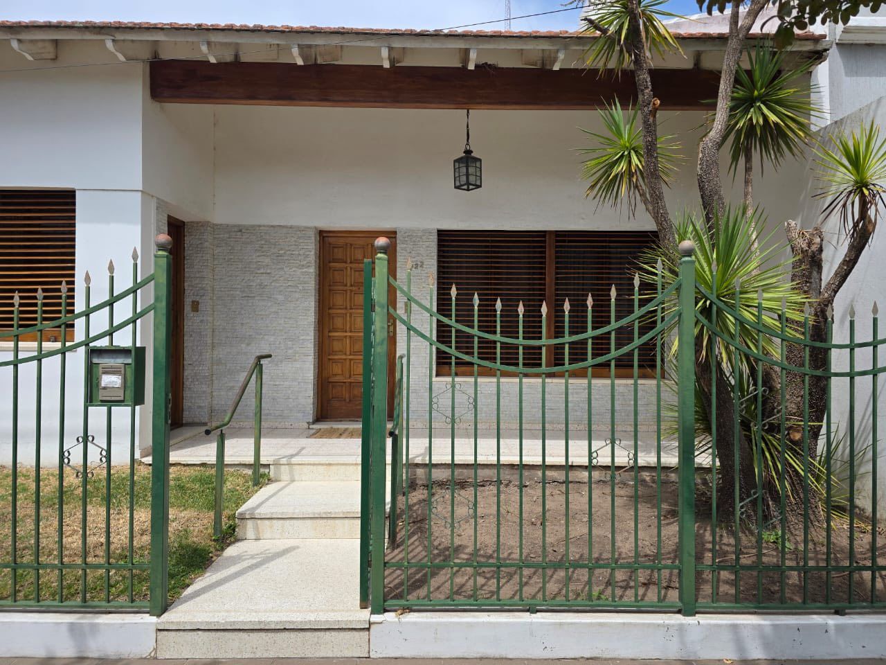 Casa en Venta en Avenida Colon 722,  Carhué - Bahía Blanca Propiedades | SITIO OFICIAL l