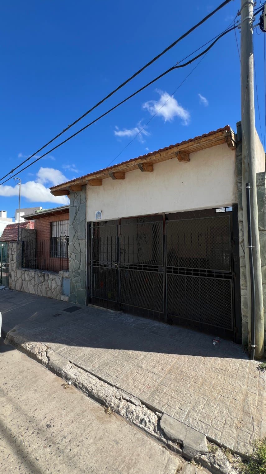 Casa en Venta en Yapeyu 1000, La Falda, Bahía Blanca - Bahía Blanca Propiedades | SITIO OFICIAL l